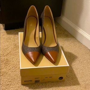 Michael Kors Khloe leather pump